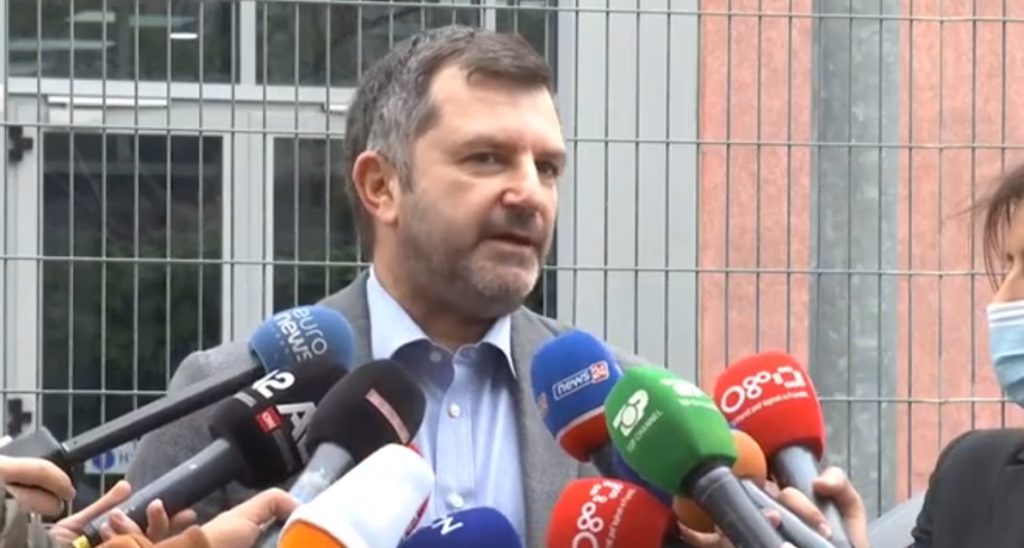 ANDI BUSHATI SFIDON PROKURORINË : UNË S’BËJ KOMPROMIS ME PROFESIONIN E GAZETARIT