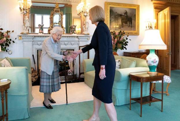 Liz Truss merr mandatin e kryeministres nga Mbretëresha