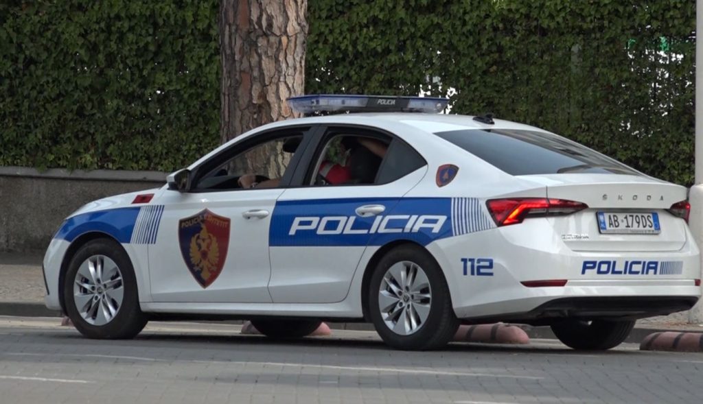 Me  pistoletë në çantë, policia kap 39-vjeçarin në autostradë me makinë