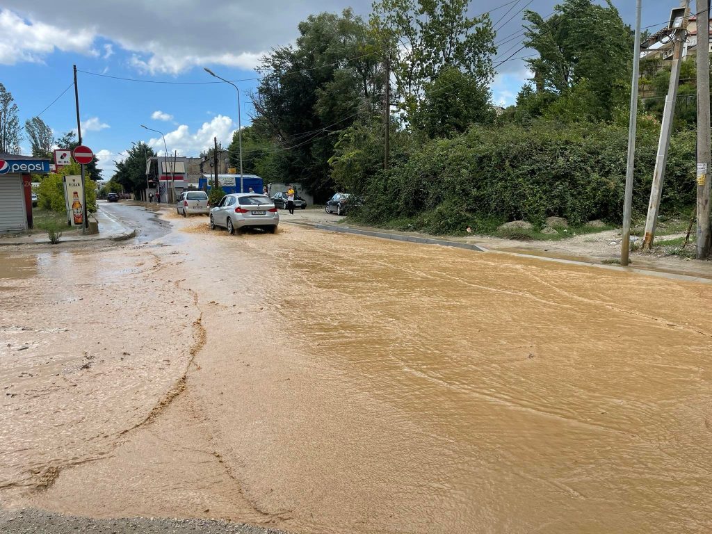 Rrugët e Shkozës në Tiranë pushtohen nga uji llum, për 3 minuta shi