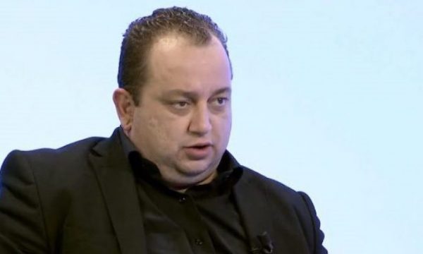 Dhunoi bashkëshorten në sy të fëmijëve, policia arreston gazetarin e njohur shqiptar