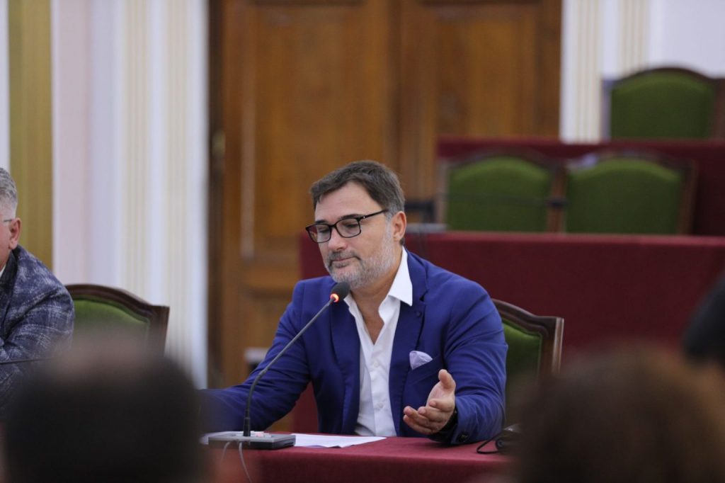 Mblidhet Grupi Parlamentar i PD, Alibeaj: Reformë për dekomunistizimin e Shqipërisë