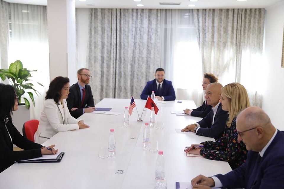 FOTO/ Ambasadorja amerikane vizitë NETËS në Partinë e Lirisë