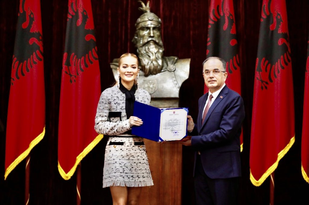 Presidenti Begaj dekoron këngëtaren Rita Ora me titullin e lartë “Naim Frashëri”