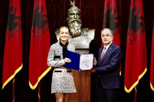 Presidenti Begaj dekoron këngëtaren Rita Ora me titullin e lartë “Naim Frashëri”