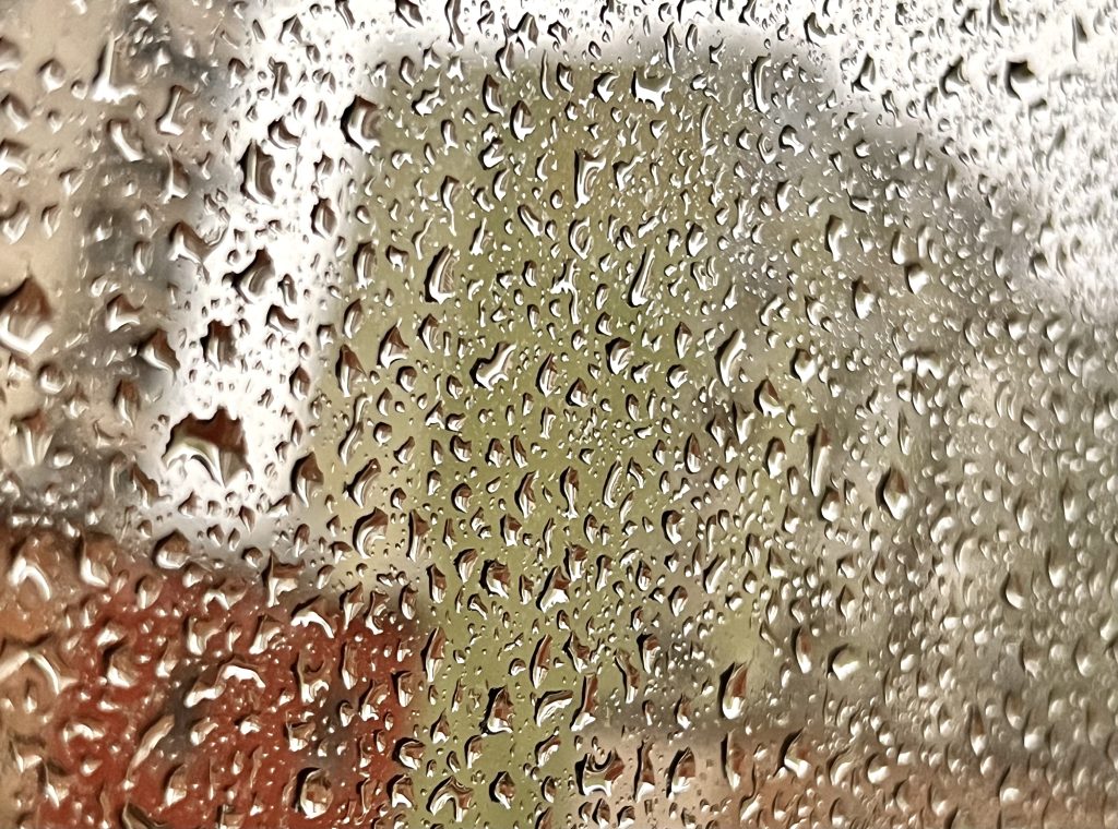 Rrebeshe shiu dhe ulje temperaturash, parashikimi i motit për sot