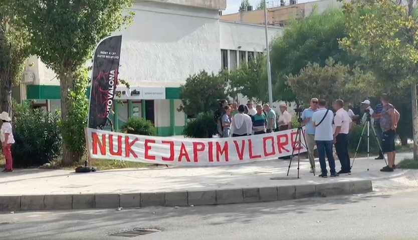 Kriza energjetike/ Mbërrin në port anija e parë nga Bangladeshi, banorët në protestë: Nuk e japim Vlorën!