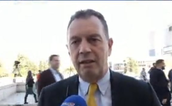 Pedagogu Biberaj : Qeveria tallet, rritja e pagës me 15% është qesharake