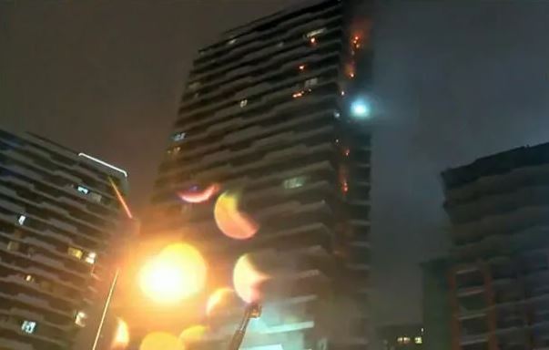 Stamboll, kulla përfshihet nga flakët, zjarri arrin deri në katin e fundit (VIDEO)