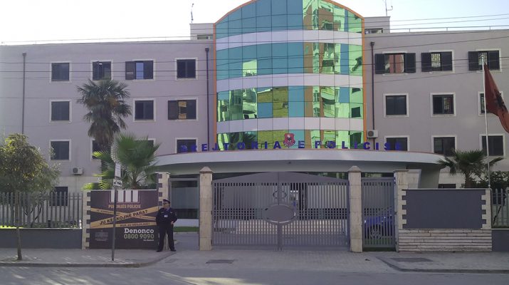 Manzë, po thante hashashin, tentoi te përdhunonte 50-vjeçaren arrestohet nga policia