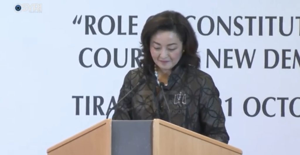 Keni mbushur xhepat’: Rama braktis sallën kur flet Yuri Kim