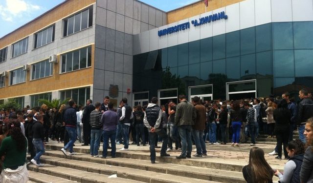 Shpopullimi/ Universiteti në pikën më të ulët
