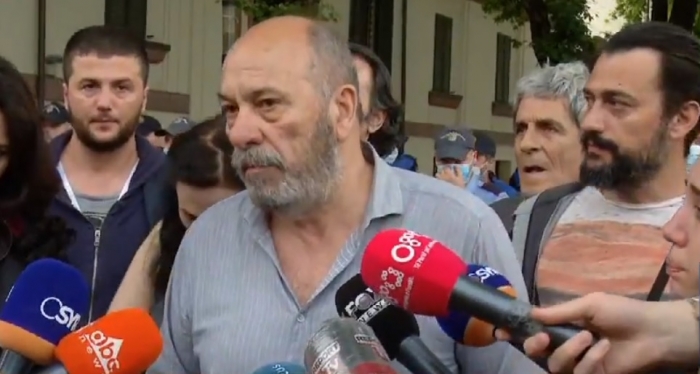 Regjisori i njohur proteston para SPAK: Le të ketë guximin të mbyllë hetimet