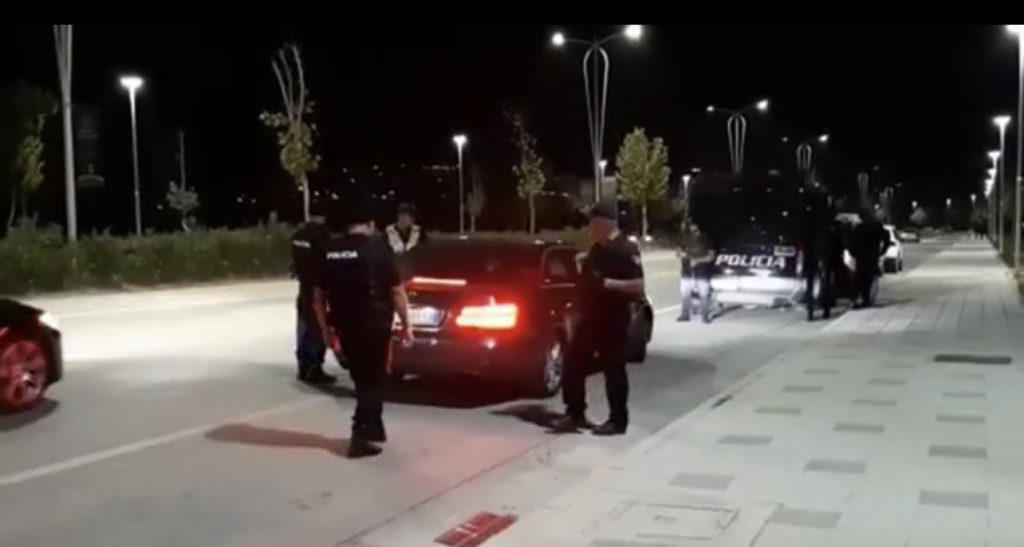 VIDEO/ FNSH aksion në Vlorë, shoqërohen disa persona