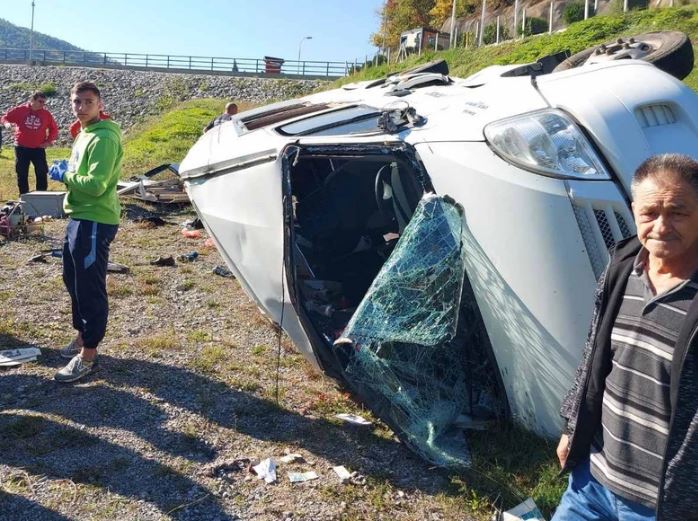 Serbi, autobusi del nga rruga dhe përfundon në greminë, raportohet për viktima