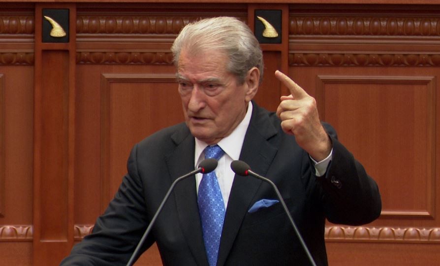 Berisha për protestën e pedagogëve: Qeveritarët përdorin avionët si taksi për një fundjavë në Paris, ndërsa pedagogët