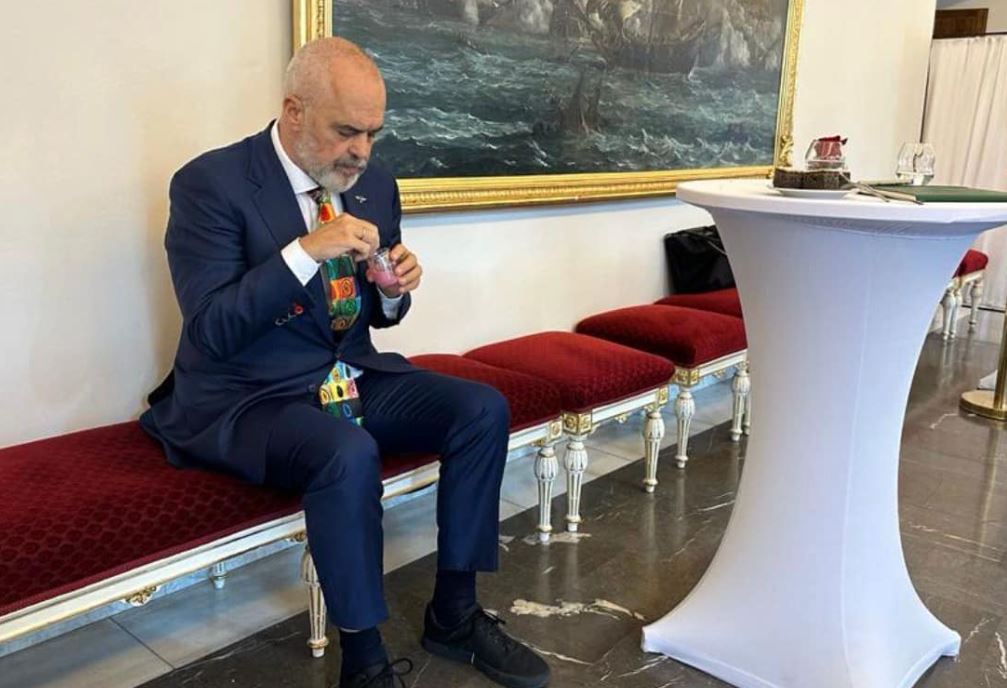 FOTOLAJM/ Rama publikon  foton  duke ngrënë i uritur…