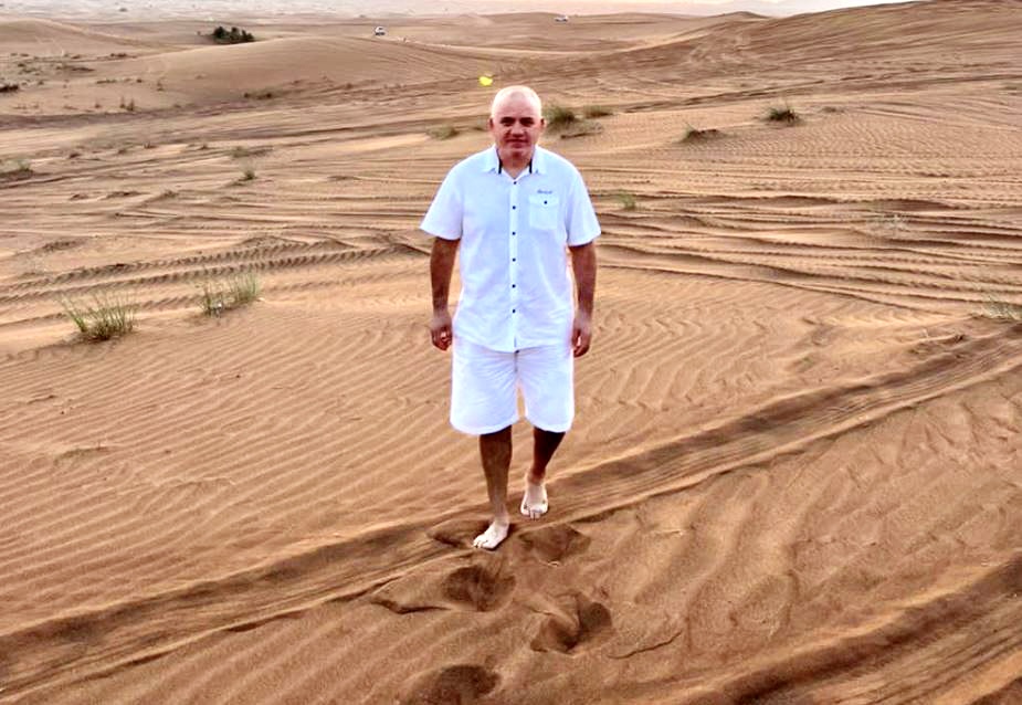 Gazetari   shfaqet këmbëzbathur në Dubai dhe zbardh bisedën me një nga “çunat” e paekstradueshëm: Ia arrita ditës!
