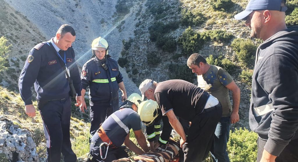Rrëzohet në kanionet e Tepelenës 20-vjeçari amerikan, dërgohet në spital, dëmtime në…