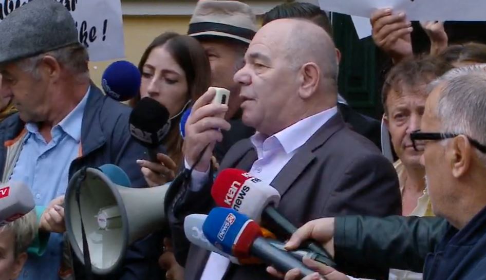 Kreu i Shoqatës së Invalidëve në protestë: Facebook-un e përdorin shumë mirë, por ne s’na kthejnë përgjigje