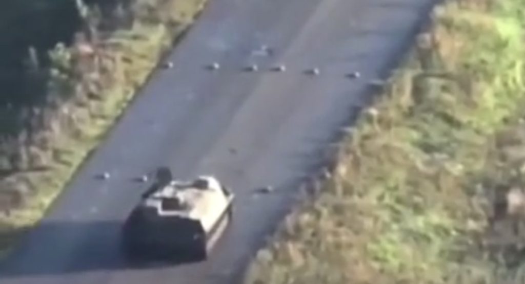Video / Mjeti i blinduar rus vetë shkon drejt minave në rrugë