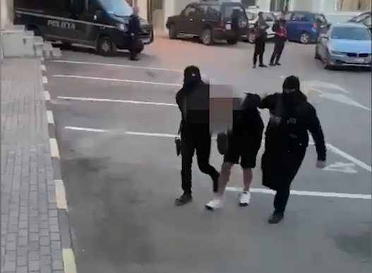 Qarkullonte me armë zjarri, vihet në pranga 21-vjeçari