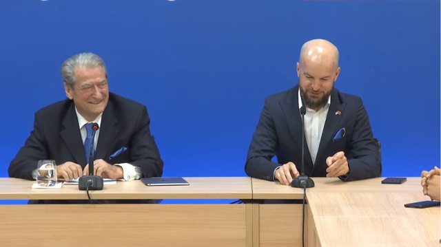 Drejtori i zyrës së shtypit të Berishës Lela, sqaron akuzat e Kokalarit per manipulimet në zgjedhjet e FRPD-së: Bashistët i kanë varur shpresat  tek  Amerika dhe  mosha e Berishës