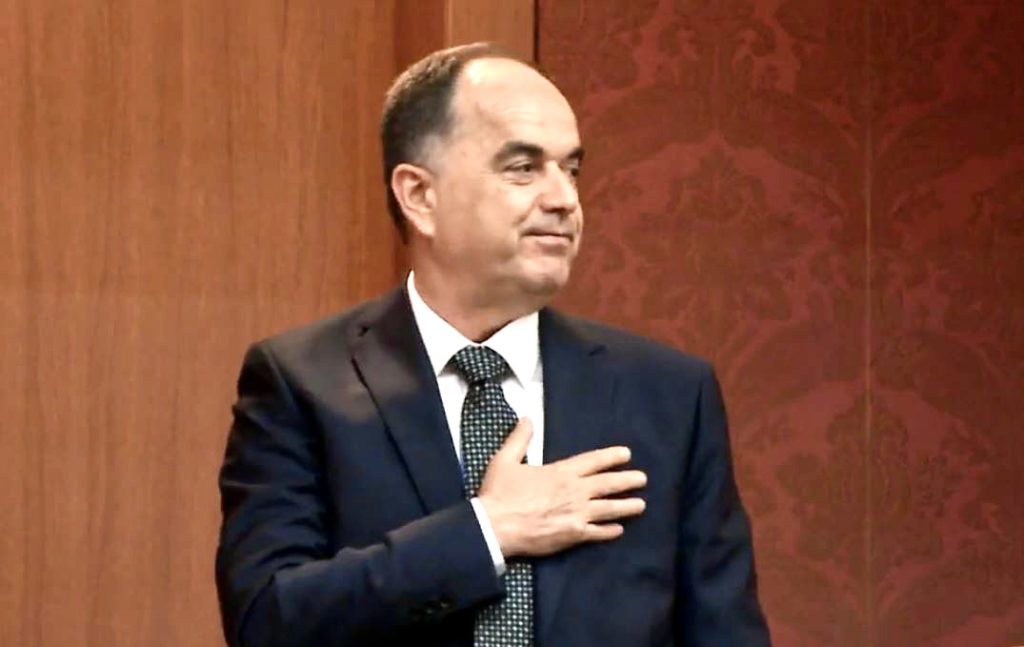 Presidenti  largon 17 punonjës civilë