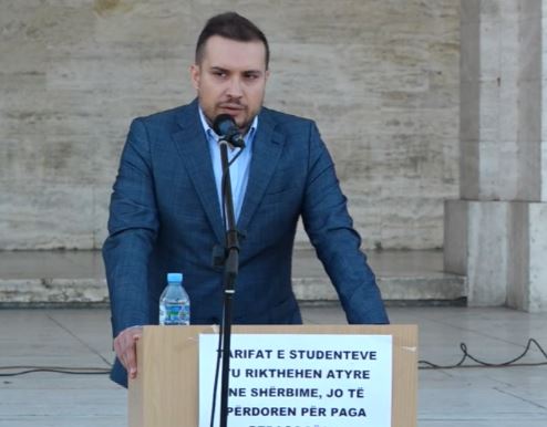Protesta kombëtare/ Pedagogu thirrje Ramës: Tërhiq rritjen e pagave me 8%, bëhu çerek burrë dhe plotëso kërkesat tona minimale
