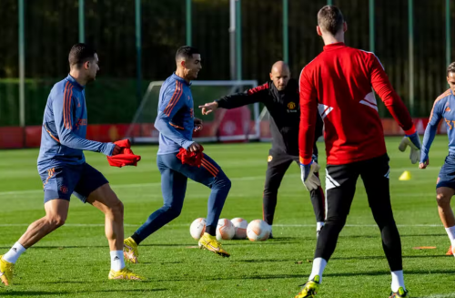 Cristiano Ronaldo rikthehet në stërvitje, fotot e tij nga fusha e blertë