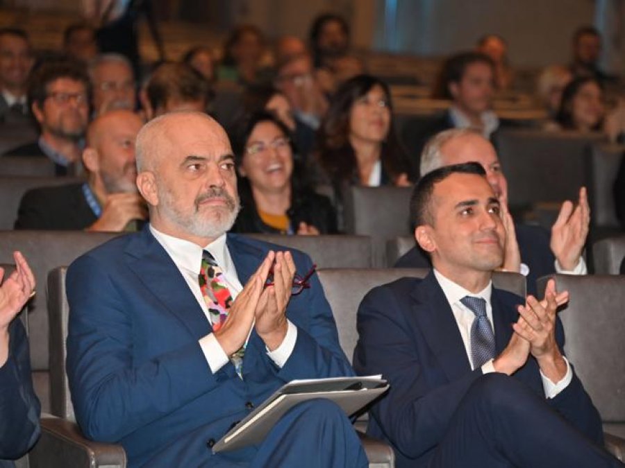 Mori një dorë vaksina për propagandë/ Rama: I kaluam kontrabandë nga Italia