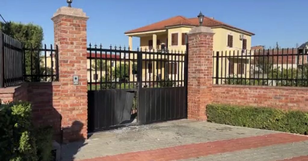 I vendosën tritol në portën e shtëpisë, polici lezhjan: S’kam konflikte, ta zbardhë drejtësia