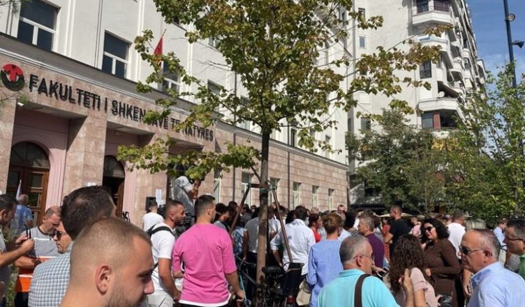 Për një manifest universitar në vend të “protestës së pedagogëve”
