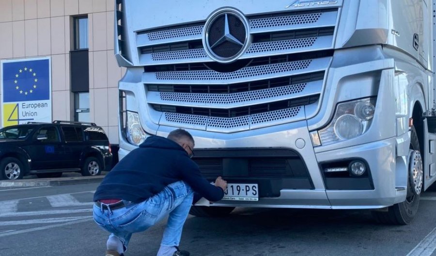 Qeveria e Kosovës zbut vendimin për targat