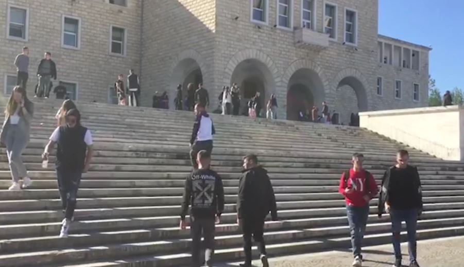 Reagon Ministria e Arsimit për protestën e pedagogëve : Jemi të hapur për dialog mbi kërkesat e sindikatave