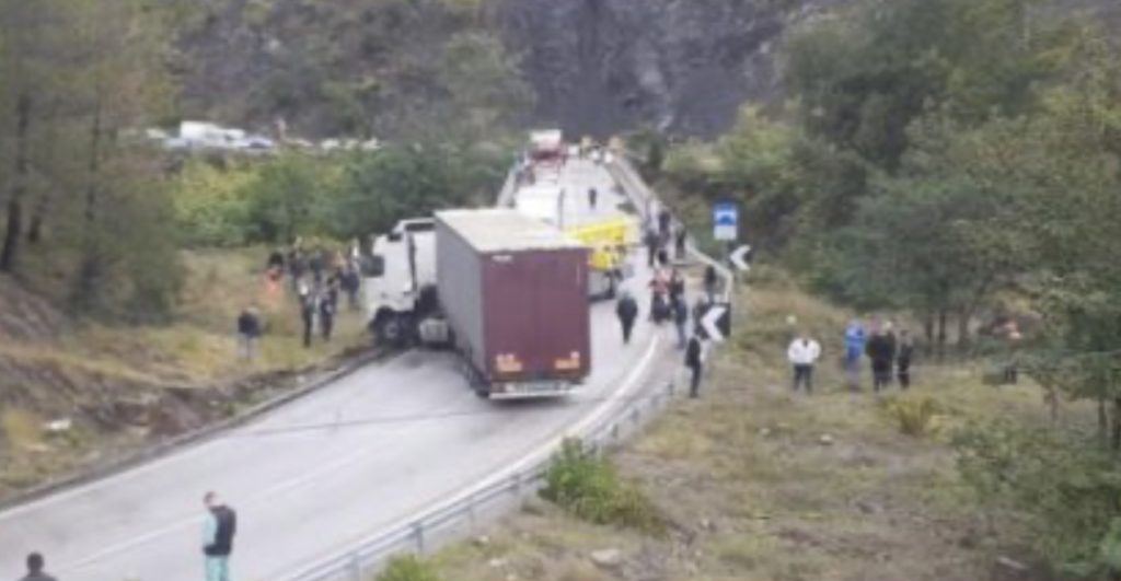 Fotot/ Trajleri del nga rruga në aksin Librazhd-Elbasan, paralizohet qarkullimi