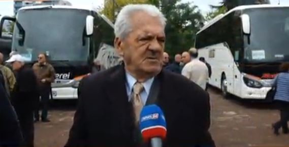 Thirrja e pensionistit për qytetarët: Mos dilni as për Salën dhe as për Ramën, por për ata që sapo lindin