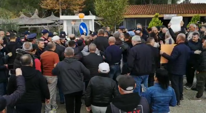 Vendosja e traut në parkun e Divjakës, banorët në protestë. Përplasen me policinë