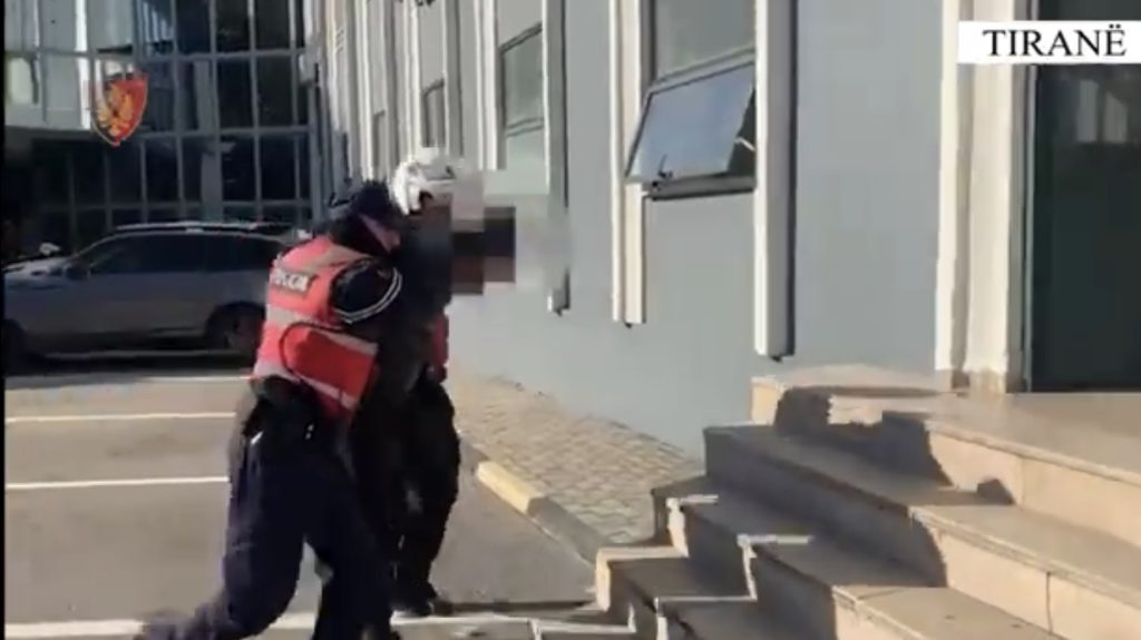 30-vjeçarin, lëvizte me armë në makinë. Para një viti kishte qëlluar ndaj dy personave