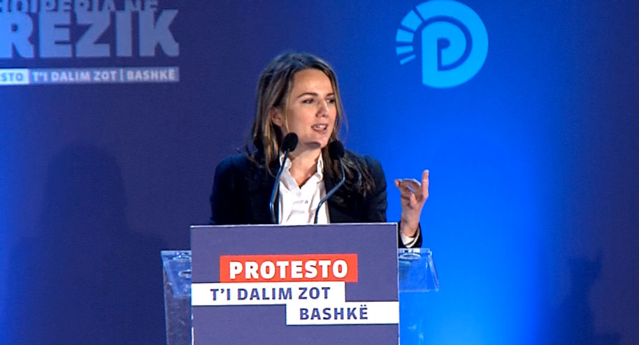 Rudina Hajdari përlotet gjatë fjalimit në protestë: Më mbushni me shpresë dhe energji që ëndrra e tij të bëhet realitet
