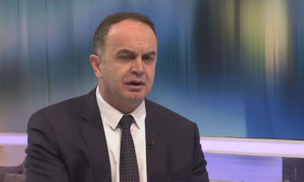 Arrestohet kryetari i komunës së Tuzit, Nik Gjeloshaj konfrontohet me policinë
