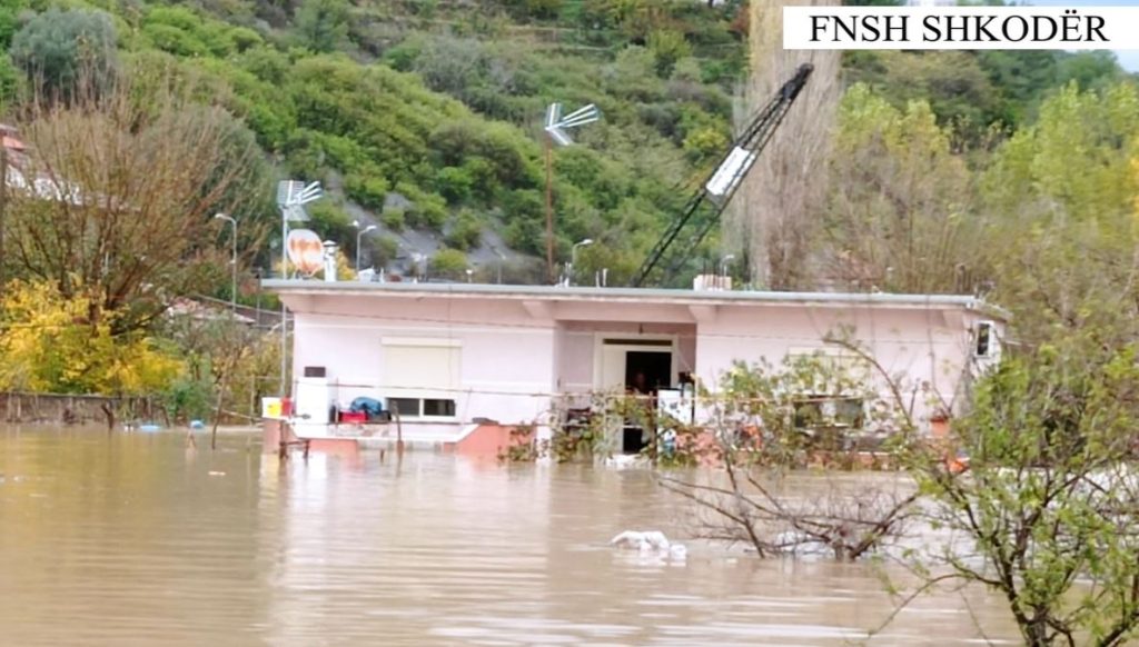 Policia evakuon dy familje në Shkodër të izoluar nga uji në banesë