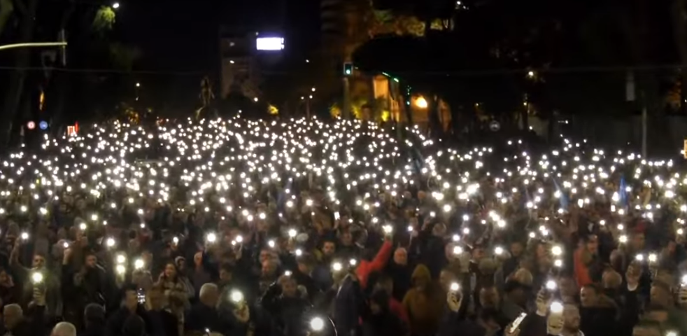 “Edi Rama o hajdut, boll vodhe, shko në burg!”, protesta e opozitës së bashkuar, qytetarët thirrje “Rama ik”