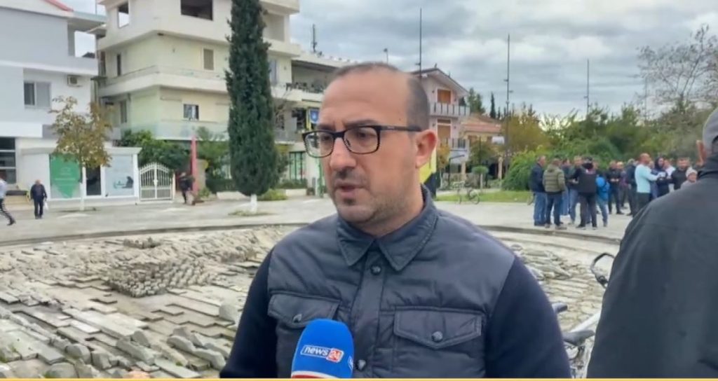 Deputeti Koreshi në protestën e banorëve të Divjakës: Çmenduri e radhës që ndodh në këtë vend