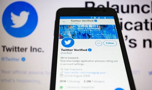 Nga Papa Françesku te George W. Bush fals, Twitter tërheq verifikimet e llogarive pas valës së mashtruesve