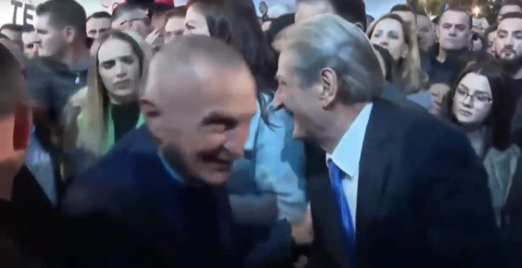 Berisha i bashkohet protestës, qytetarët “ndezin” Bulevardin para Kryeministrisë