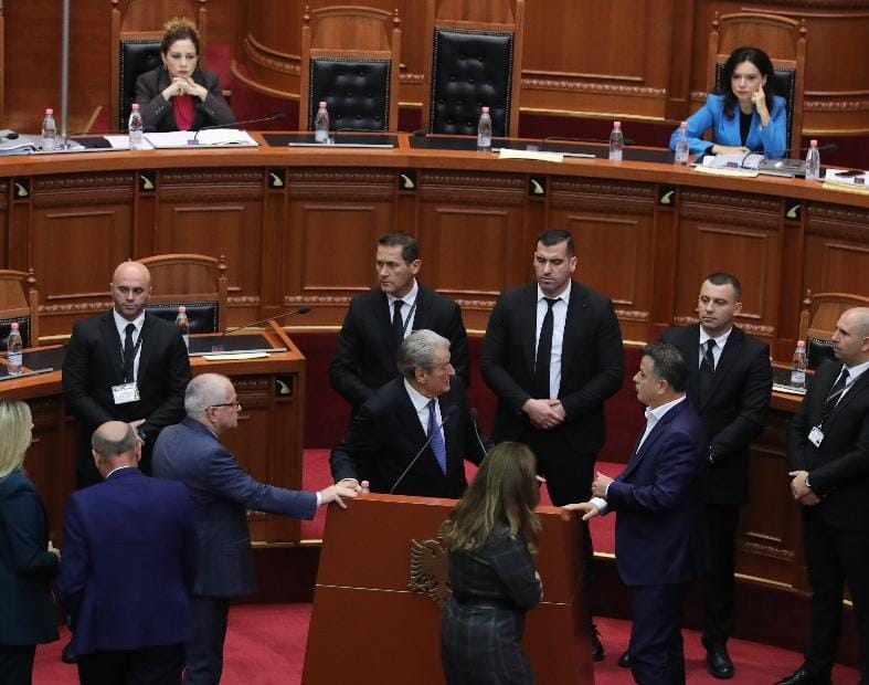 Deputetët e PD vazhdojnë ‘seancën paralele’, Këlliçi: Sot kemi një opozitë të vërtetë