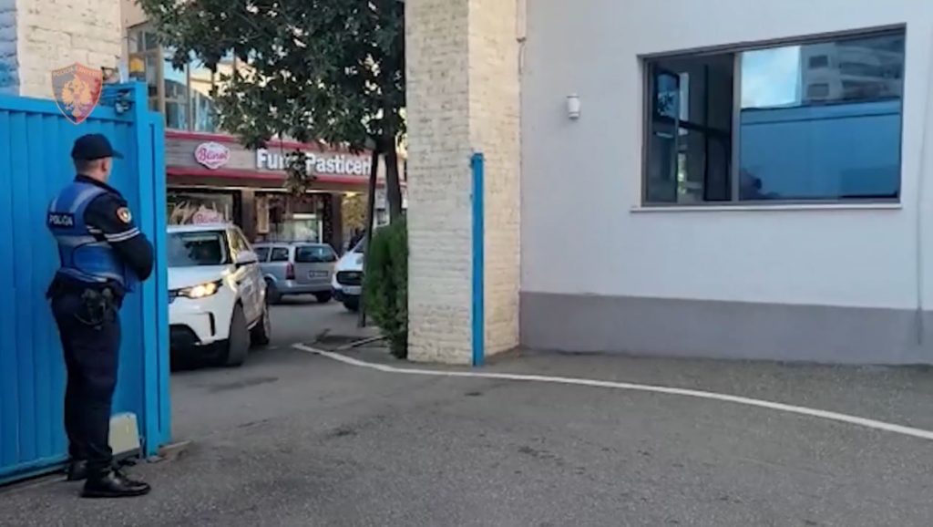 arrestohen 2 vëllezërit nga Skrapari, sekuestrohet edhe municion luftarak dhe drogë