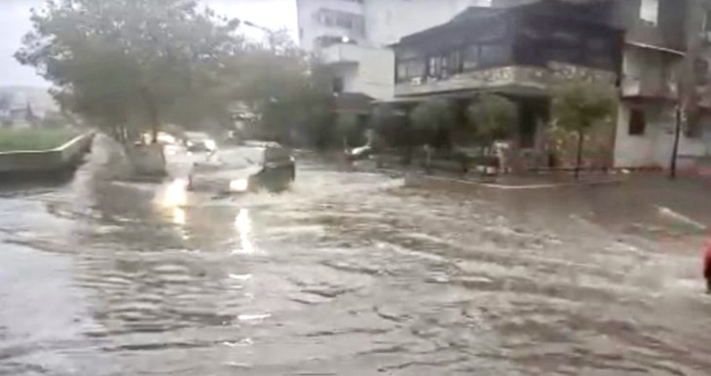 Përmbytet Durrësi, bllokohen rrugë e trotuare