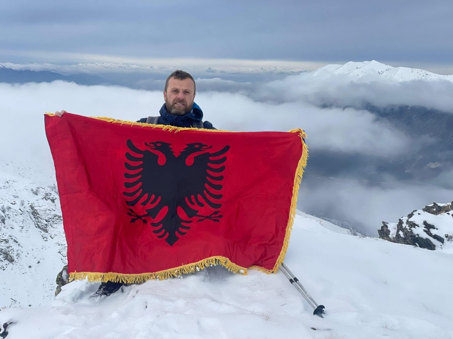Fotot/ Alpinistët valëvisin flamurin e Shqipërisë dhe të Kosovës nga maja e lartë me dëborë
